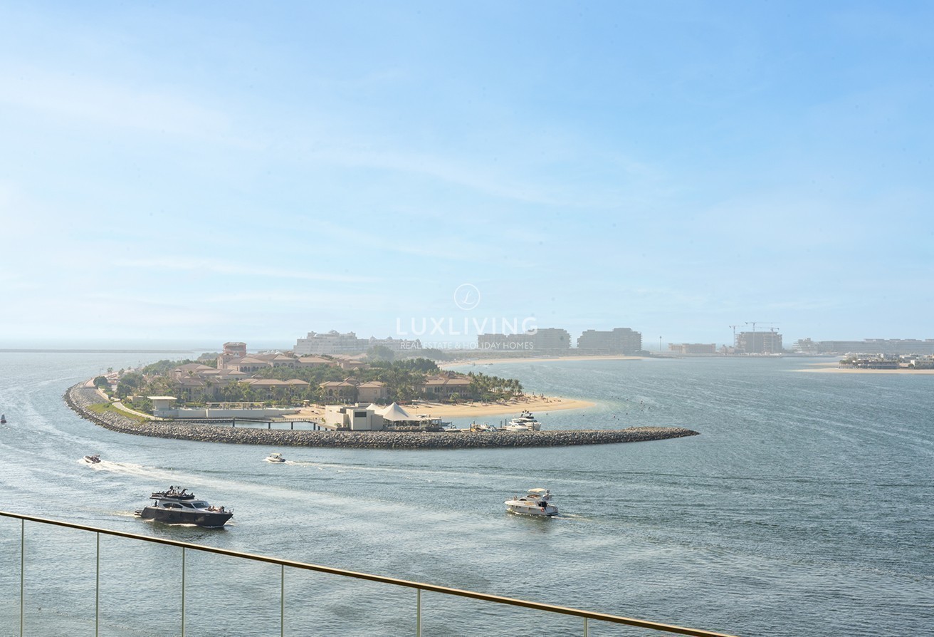 EMAAR Beachfront Grand Bleu Tower 1 Image